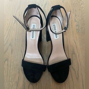 Steve Madden heeled sandals in black suede with gold hardware. Size 8.5